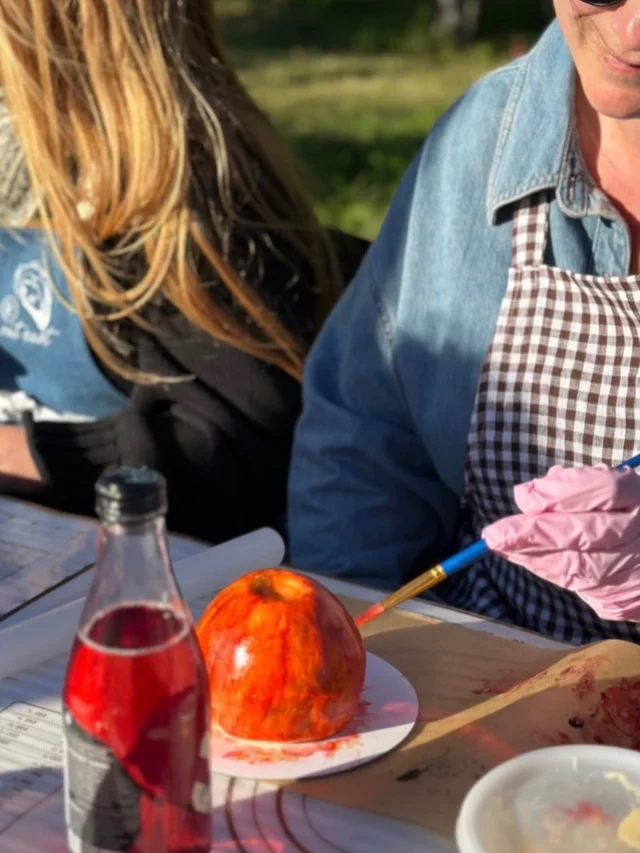 We love being a part of your special events and every day moments. Loved seeing this slice of @escapeandcelebrate getaway with @juliemcallistercakes 🍎 & @meg_indy 🎨